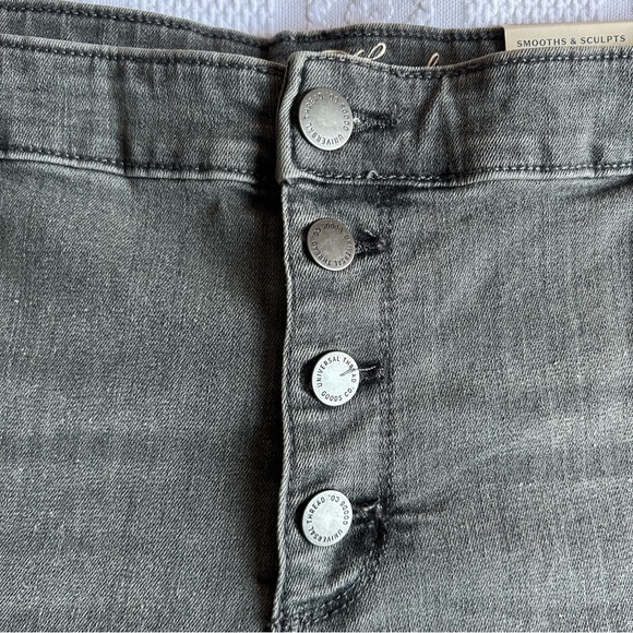 NWT Universal Thread Exposed Button Fly Gray Raw Hem Shorts Size 18W - Picture 4 of 8